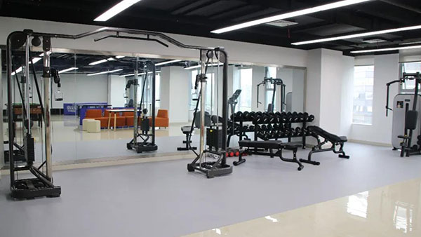 為了提升員工體驗？這家公司竟然把報告廳拆了......